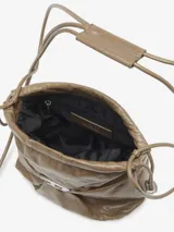 Bolso tipo cubo para mujer con forma fruncida y acabado en cuero brillante. Presenta el logotipo 'D' metálico en el centro y cordones ajustables con detalles metálicos. Incluye múltiples bolsillos internos.