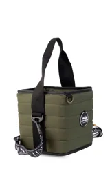 Matera color verde militar, de forma cuadrada con costuras horizontales. Tiene doble asa de mano corta negra y correa larga negra con letras blancas.