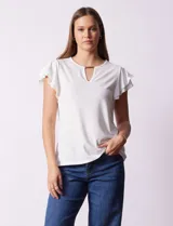 Blusa azul con cuello redondo, escote en V con aplique metálico y mangas cortas con volados en capas.