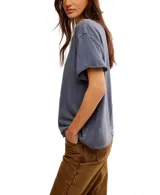 Remera gris de corte cuadrado, ligeramente extragrande, con escote redondo, hombros caídos y costuras sin rematar.