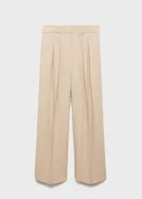 Pantalón de vestir color beige, de corte wide leg, tiro medio, con pinzas delanteras y cierre frontal con botón, gancho y cremallera.