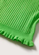 Top color salmón de tejido de punto fino con diseño entallado y crop. Tiene cuello escotado, tirantes anchos y terminaciones festoneadas.