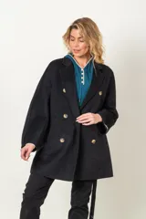 Chaquetón de cashmere cruzado y lazo, con bolsillos y pespunte a mano, que aporta elegancia.