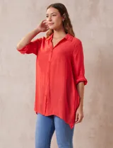 Camisa color beige claro, de corte recto y mangas 3/4 con botón para sujetar.