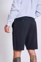 Bermuda de hombre color azul marino.
