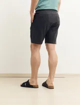 Bermuda de gabardina color gris oscuro, corte recto y largo a la rodilla.