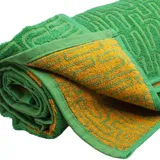 Toalla de playa rectangular azul marino con logo de Havaianas en rojo.