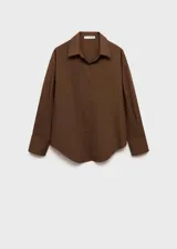 Camisa marrón de corte recto, con cierre de botones en la parte delantera, cuello camisero y mangas largas con puños abotonados.