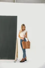 Bota de cuero vacuno color marrón, con interior forrado en corderito natural. Tiene suela de goma artesanal, punta cuadrada, cierre YKK en ambos lados y caña de 11cm.