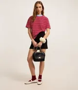 Remera de mangas cortas con cuello redondo contrastante y rayas horizontales.