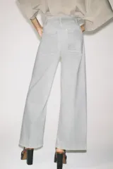 Pantalón de jean azul oscuro, de tiro alto y corte wide leg.