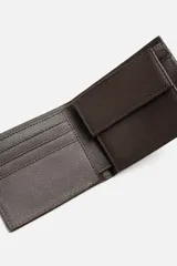 Billetera de cuero color marrón oscuro con textura granulada. Cuenta con un compartimento para billetes, tres compartimentos para tarjetas y un monedero con cierre mediante clip.