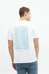 Remera blanca de manga corta con cuello redondo y estampado pequeño en el pecho con una columna griega y texto en color celeste.