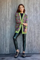 Saco abierto de tejido de punto con patrón geométrico en tonos verde, lila y naranja. Tiene ribete en color verde liso.