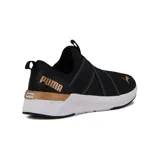 Championes Puma Softride Harli Slip On para mujer, color negro con detalles en dorado y suela blanca. Diseño slip-on con bandas elásticas cruzadas en el empeine y logo de Puma en dorado.