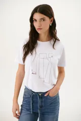 Remera blanca con estampado de moldes de costura en color marrón.