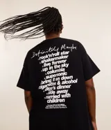 Remera negra de corte oversized con estampado en la espalda del tracklist del álbum Definitely Maybe de Oasis.