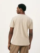 Camiseta de manga corta color rojo con cuello en V.