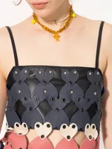 Top con breteles finos, confeccionado en cuero ovino con apliques de corazones troquelados de cuero vacuno y ojalillos metálicos níquel.