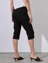 Pantalón capri en gabardina elastizada, con pretina ancha y bolsillos simulados en la parte delantera.
