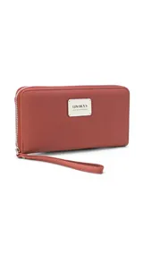 Billetera larga negra con cierre perimetral y placa metálica con logo. Posee múltiples compartimentos internos para tarjetas y documentos, además de un bolsillo con cierre interior. Incluye correa de mano desmontable.