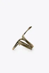 Brazalete rígido metálico color bronce envejecido con forma de serpiente enrollada. La superficie del brazalete tiene una textura de escamas en relieve.