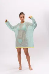 Vestido corto de red color celeste con terminaciones en amarillo.