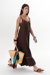 Vestido largo color crudo con breteles finos y costuras a la vista en color azul.