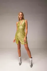 Vestido corto color lima, confeccionado en tela paiette, con un hombro y frunces en el delantero.