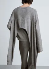 Sweater gris de tejido de punto fino, con cuello redondo, mangas largas y mangas decorativas.