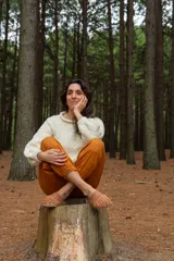 Sweater color crudo de lana merino, con cuello redondo tipo bote y mangas largas abullonadas. Tejido a mano con punto acanalado en puños y ruedo. Corte ajustado al cuerpo.