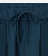 Bermuda deportiva para hombre de color azul, confeccionada en poliamida de secado rápido. Presenta cintura elástica con cordón ajustable, bolsillos funcionales y detalles laterales en blanco con estampa de lettering.