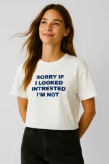 Remera manga corta color rosa con estampado de texto en el frente, de corte holgado y cuello redondo.