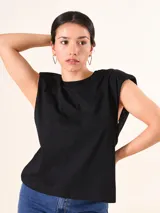 Musculosa negra con cuello redondo y hombreras.