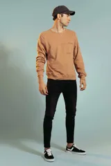 Sweatshirt color marrón claro con cuello redondo y puños ajustados.