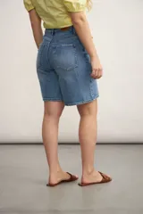 Bermuda de jean gris oscuro, corte recto y largo a la rodilla.