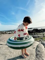 Sweater de lana merino color crudo con diseño de cangrejos rojos bordados a mano.