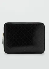 Funda acolchada para laptop color borgoña con diseño matelassé de rombos y cierre dorado.