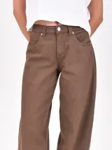 Pantalón de jean color crema, de corte recto y tiro alto.