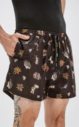 Short de baño negro con estampado de tatuajes tradicionales americanos.