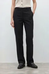 Pantalón de corte recto y tiro medio en color verde oliva, con cierre frontal de cremallera y botón, y bolsillos laterales.