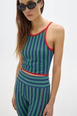 Calza biker corta de tiro alto color negro con detalles deportivos en color crema.