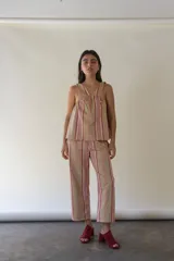 Conjunto de top y pantalón de corte recto y largo midi, con elástico en la cintura, en tejido a rayas verticales color beige y rojo cereza.