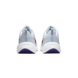Championes Nike Downshifter 12 para hombre, color negro con detalles en rojo y suela blanca.