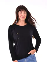 Remera de manga larga color verde oliva, con cuello redondo y detalle de botones dorados y costura decorativa en diagonal en el frente superior izquierdo.