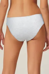 Vedetina blanca de corte clásico, confeccionada en algodón con diseño liso.