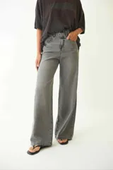 Pantalón jean gris de tiro medio, corte amplio y pierna recta.