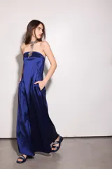 Vestido largo strapless de tafeta azul marino con sutil efecto tornasolado. Tiene elástico en la parte trasera y bolsillos ocultos.