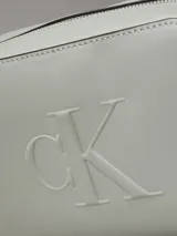 Cartera esculpida de piel sintética suave, con cierre de cremallera y logotipo en relieve de Calvin Klein.