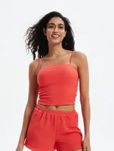 Musculosa corta de tirantes finos, color rojo.